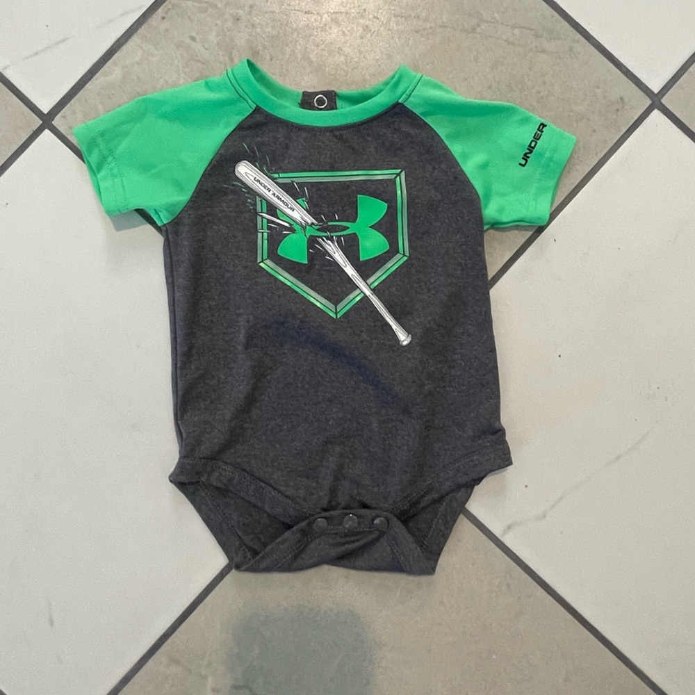 💚SALE $5/20 or $7/30 Under Armour Gray and Green Graphic Tee